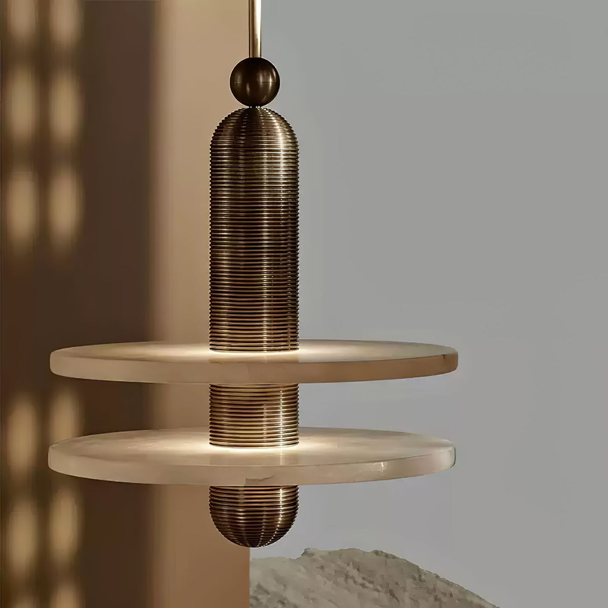 Avenirina hanglamp met geborsteld messing en albasten kap
