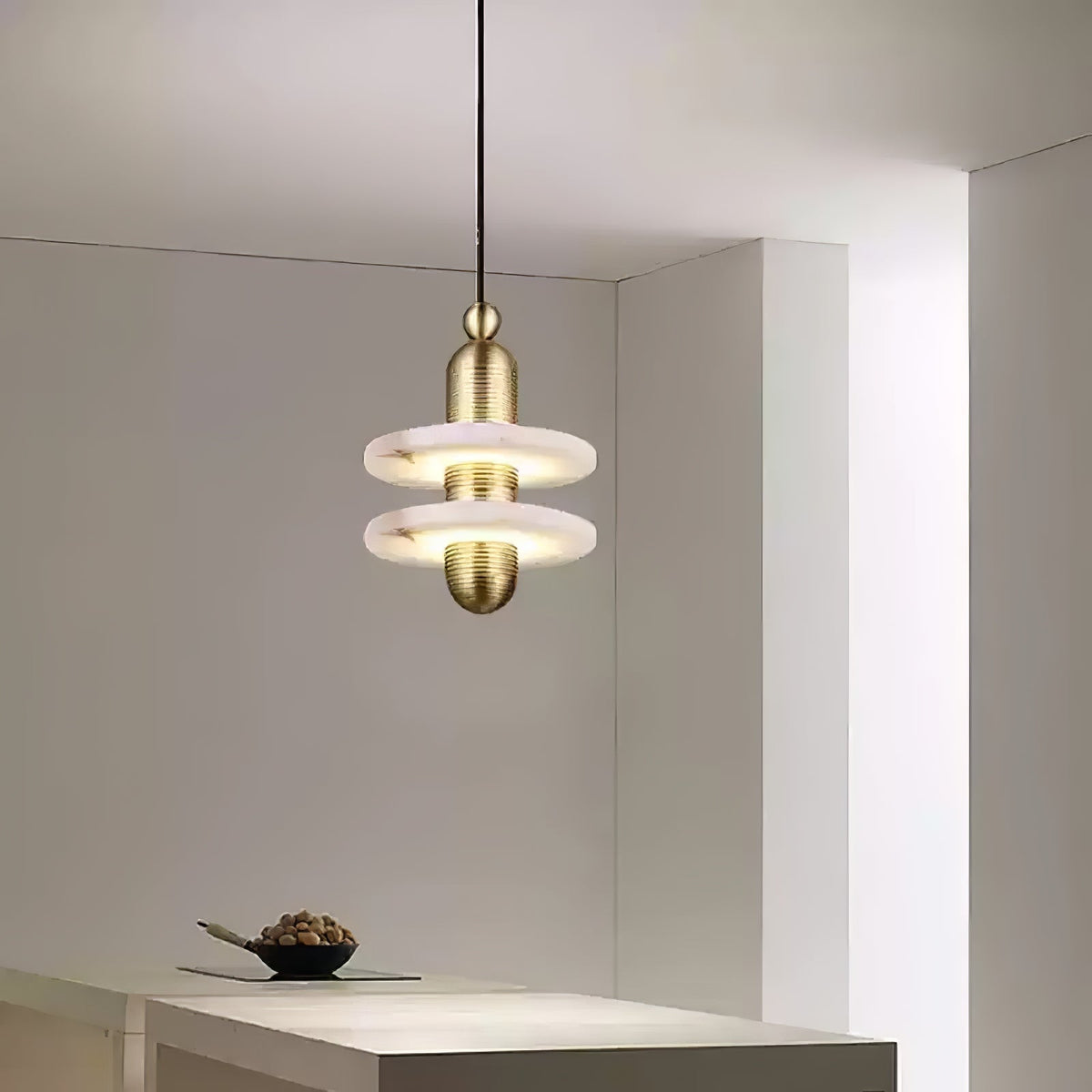 Avenirina hanglamp met geborsteld messing en albasten kap