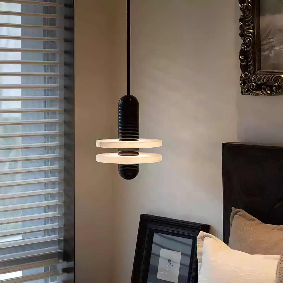 Avenirina hanglamp met geborsteld messing en albasten kap