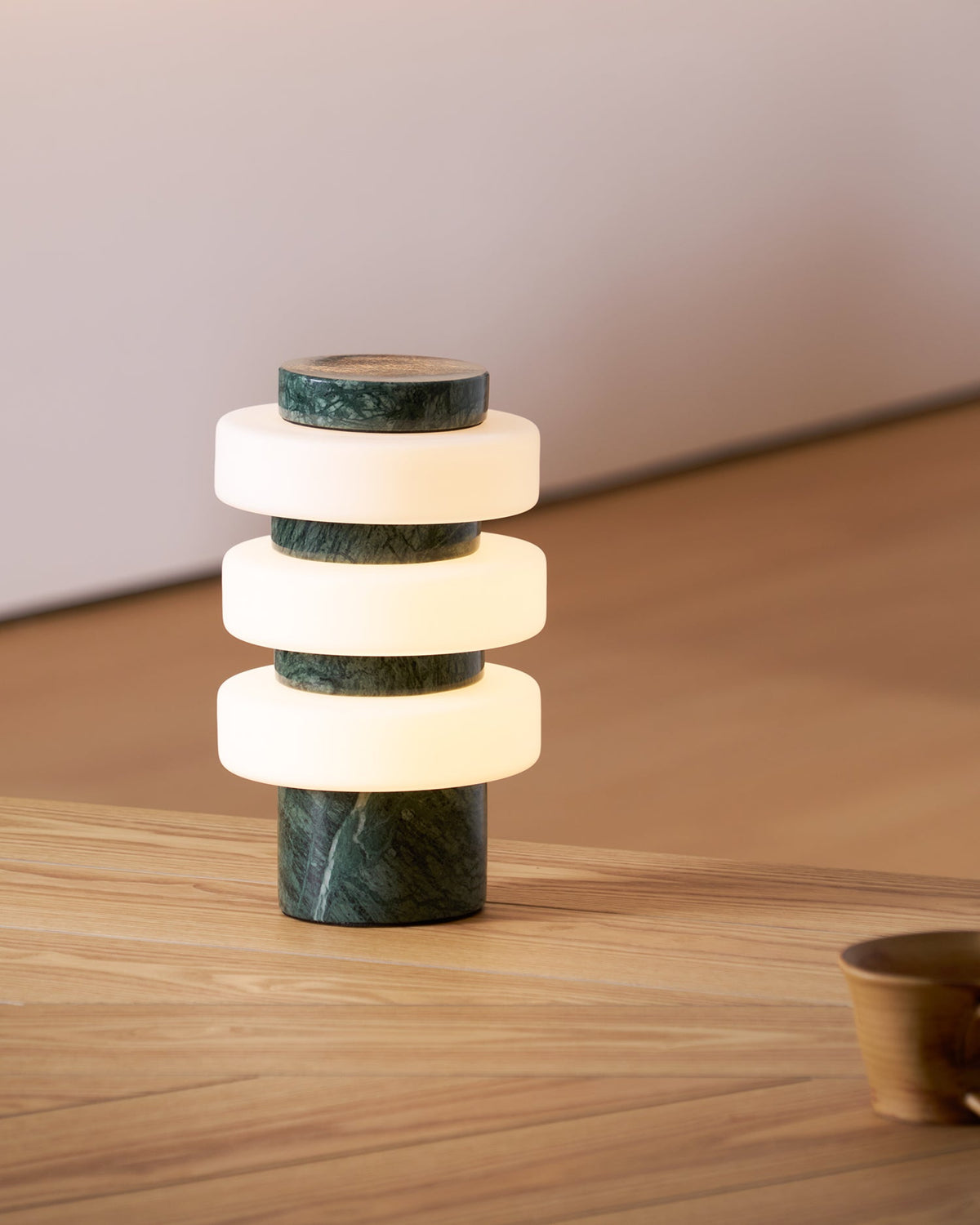 Thea moderne tafellamp van geel travertin