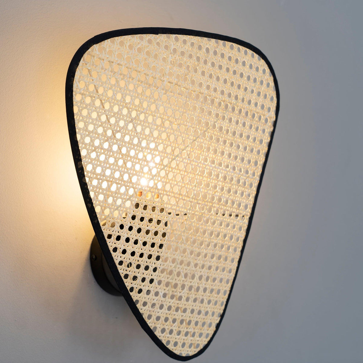 Caneira wandlamp met natuurlijke bamboe-ontwerp in cannage-stijl