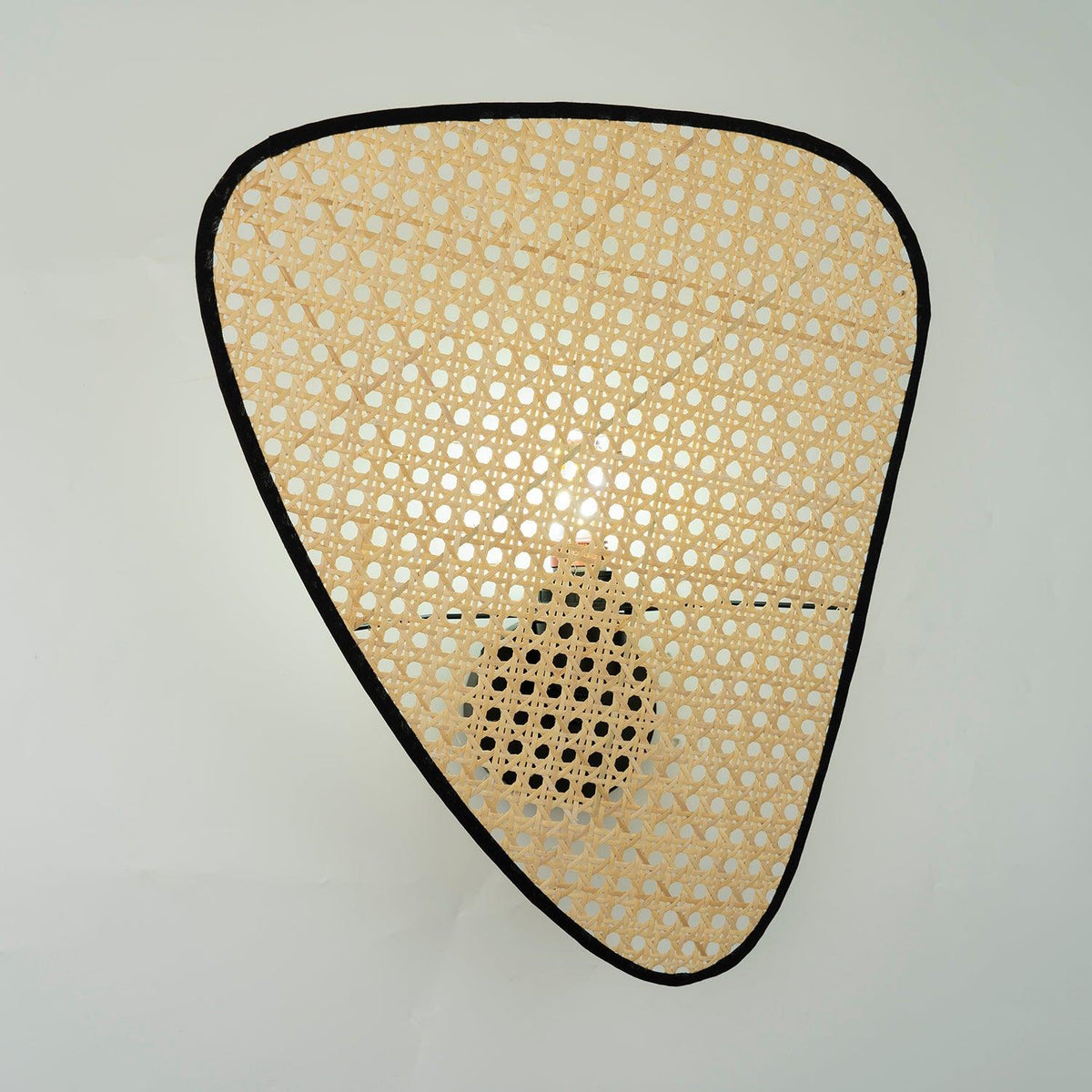 Caneira wandlamp met natuurlijke bamboe-ontwerp in cannage-stijl