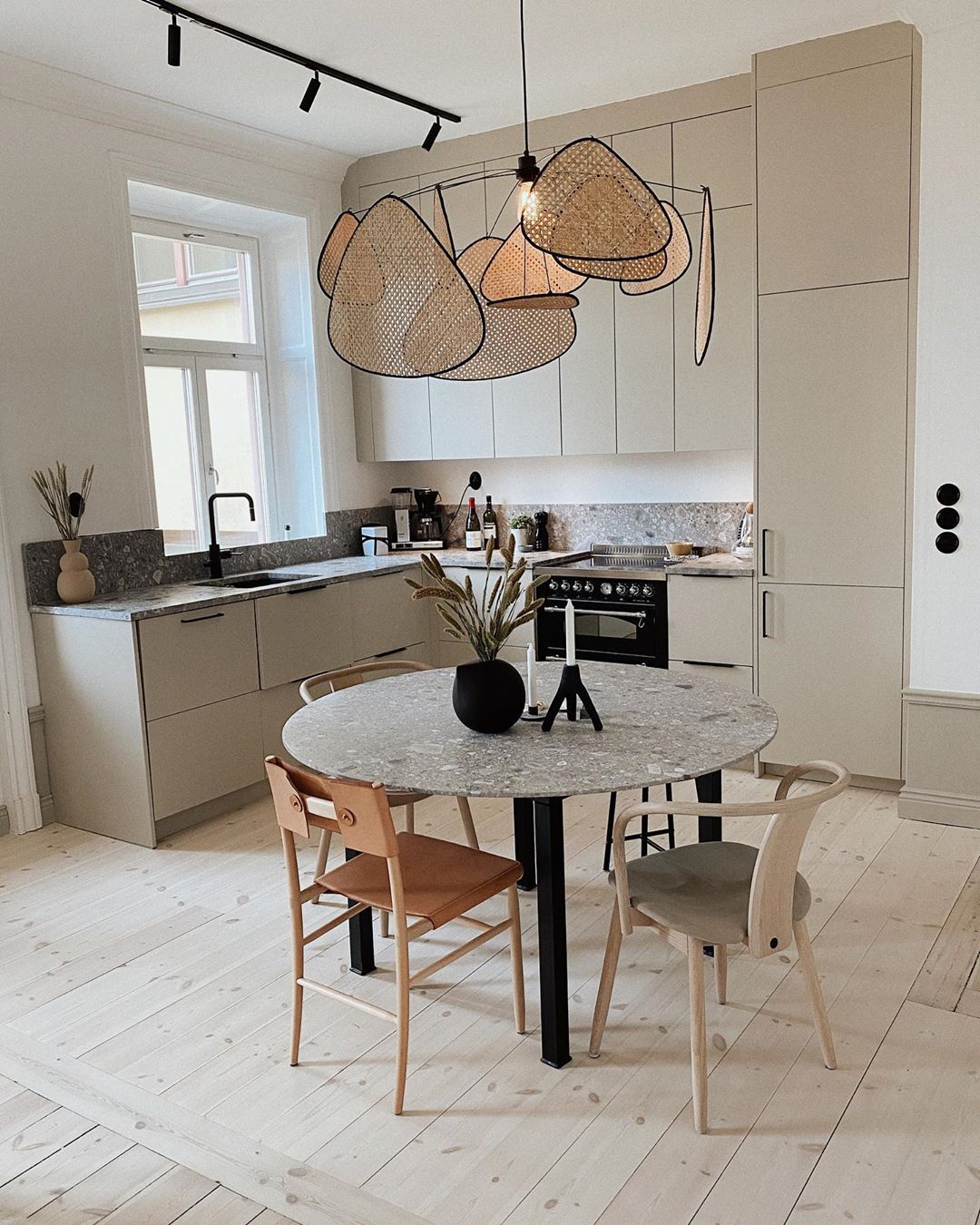 Ariinora hanglamp met rotan en swag industriële stijl
