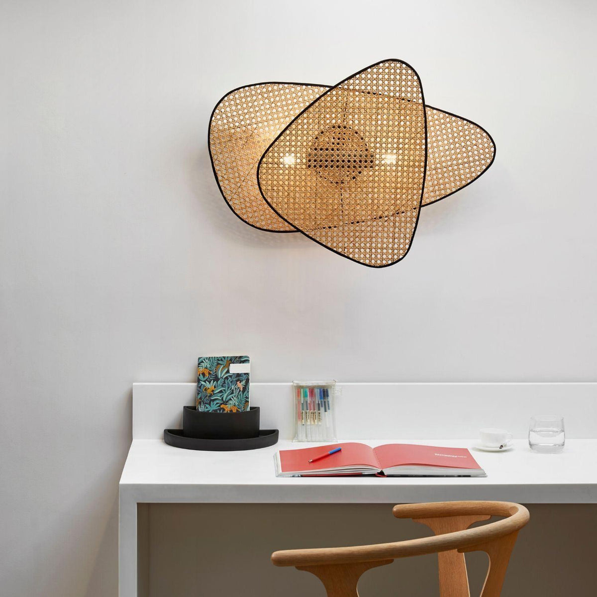 Caneira wandlamp met natuurlijke bamboe-ontwerp in cannage-stijl