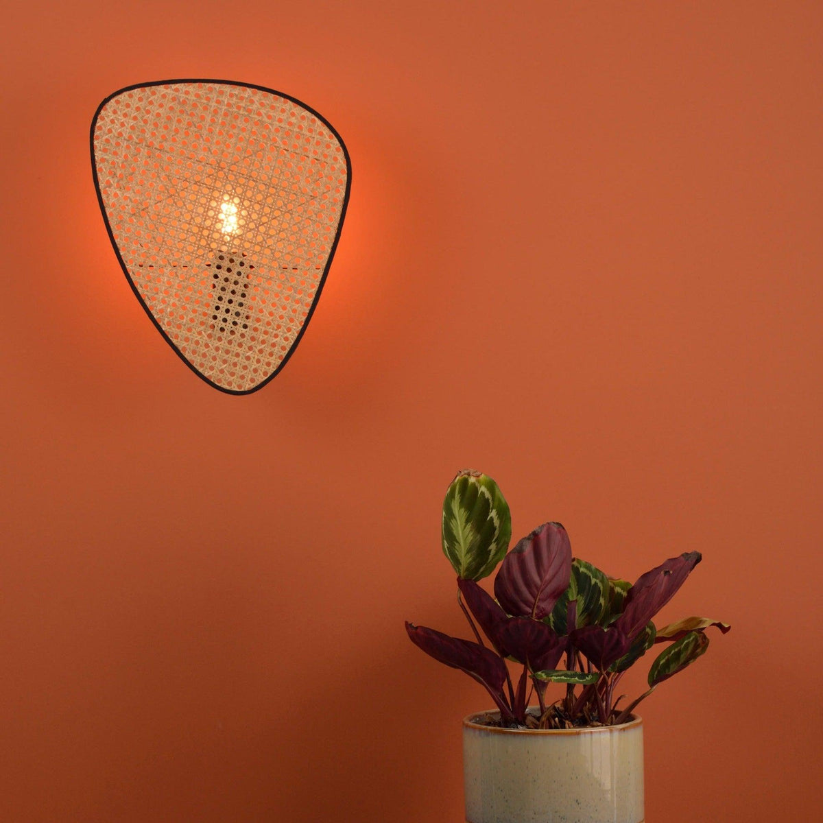 Caneira wandlamp met natuurlijke bamboe-ontwerp in cannage-stijl