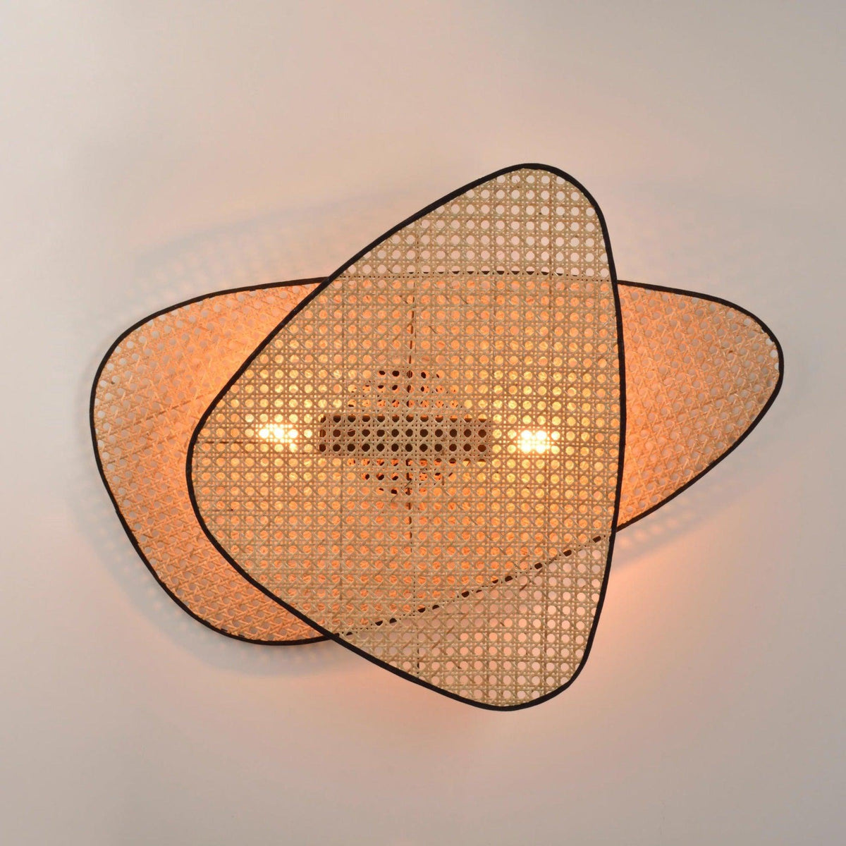 Caneira wandlamp met natuurlijke bamboe-ontwerp in cannage-stijl