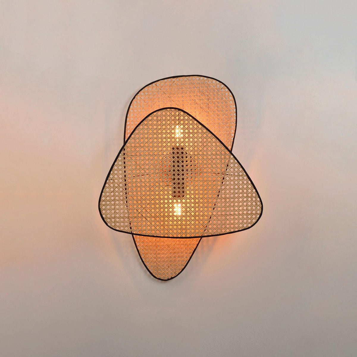 Caneira wandlamp met natuurlijke bamboe-ontwerp in cannage-stijl