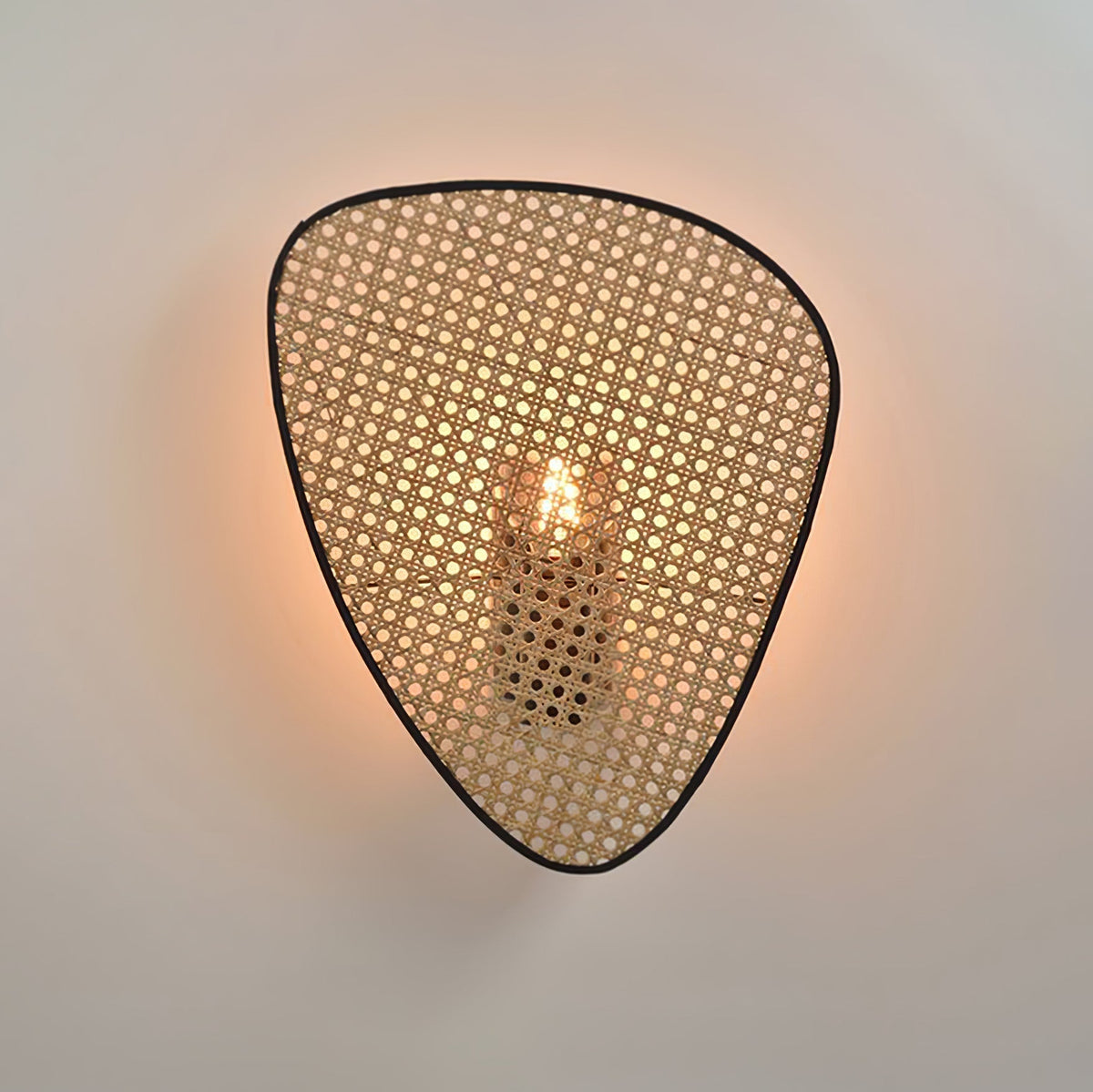 Caneira wandlamp met natuurlijke bamboe-ontwerp in cannage-stijl
