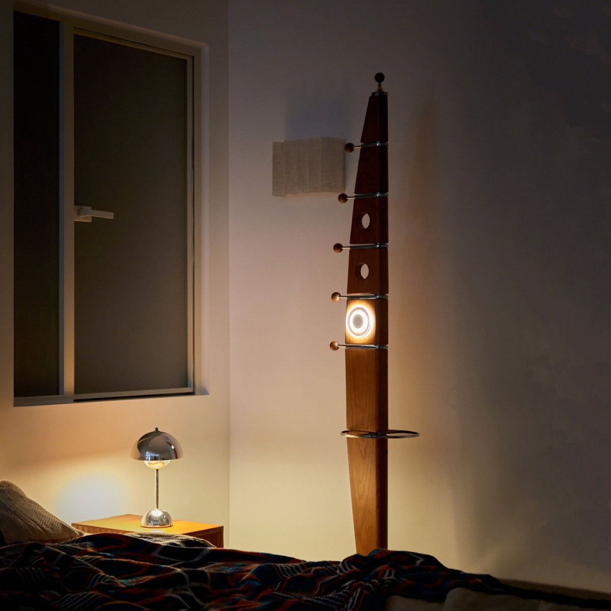 Sculptural houten jasstandaard