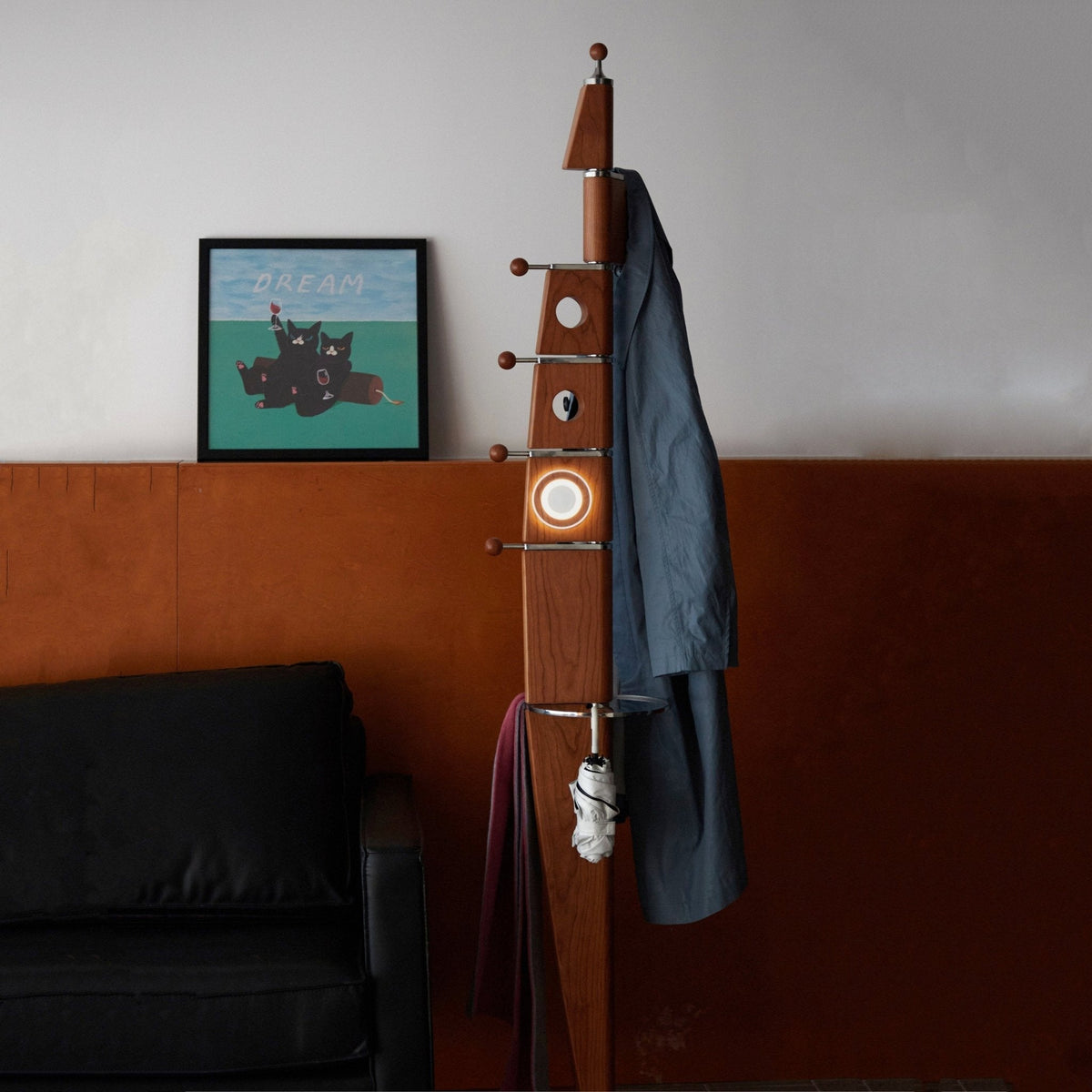 Sculptural houten jasstandaard