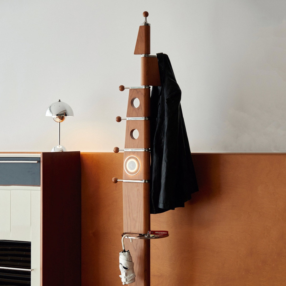 Sculptural houten jasstandaard