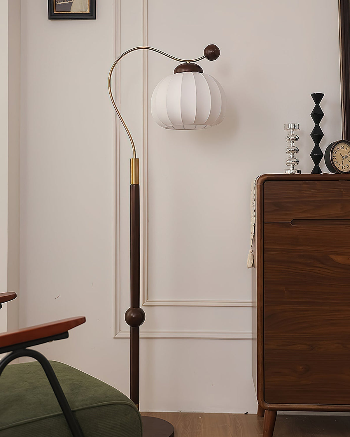 Devenor vloerlamp van zijde en walnoothout met goudkleurige afwerking