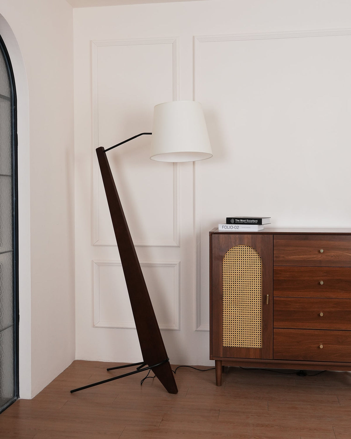 Vyran vloerlamp van walnoothout en beige stof