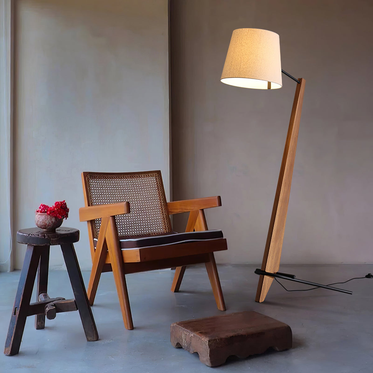 Vyran vloerlamp van walnoothout en beige stof