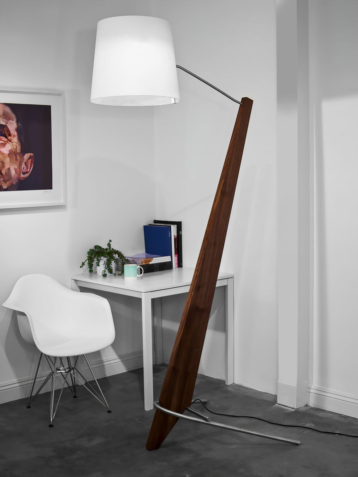 Vyran vloerlamp van walnoothout en beige stof