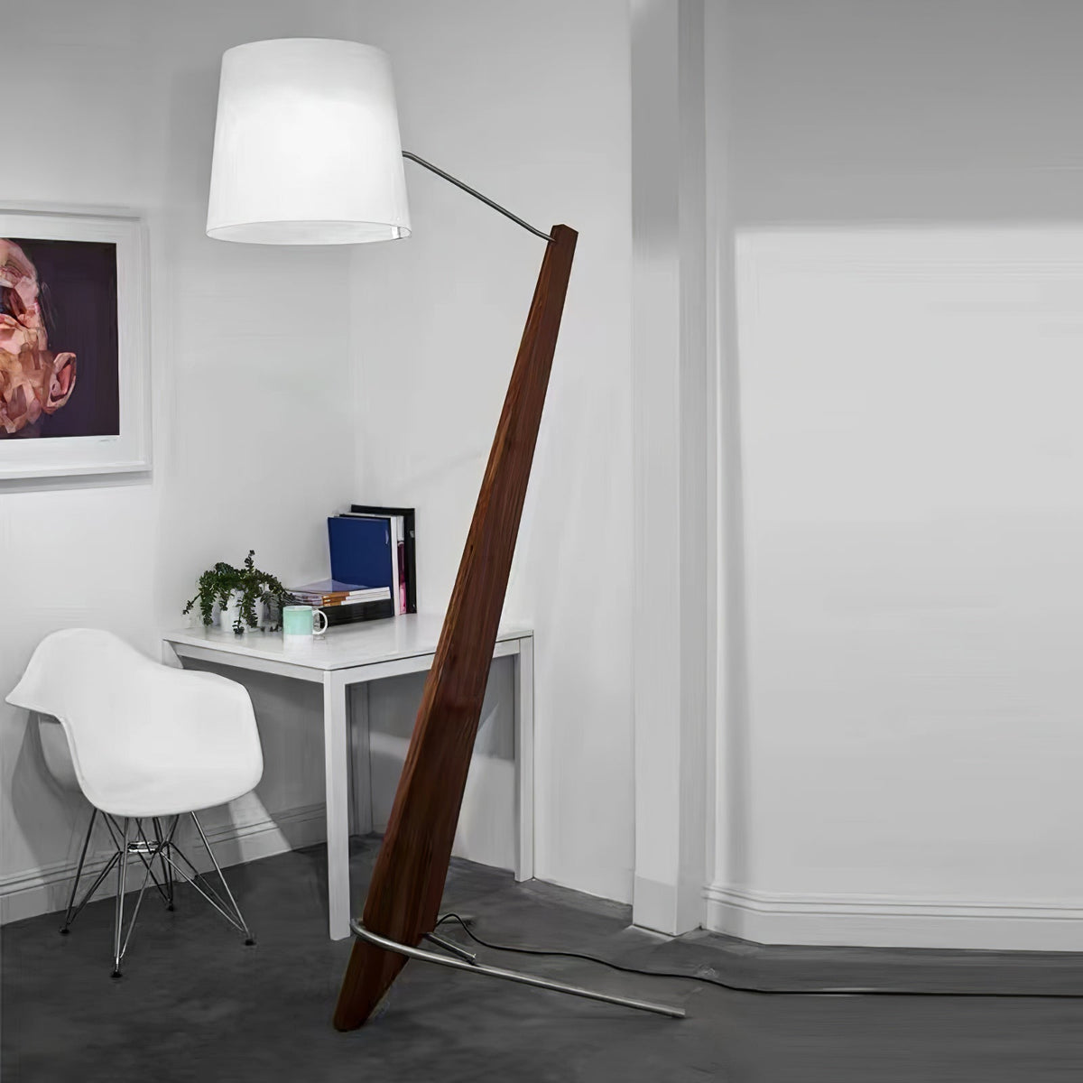 Vyran vloerlamp van walnoothout en beige stof