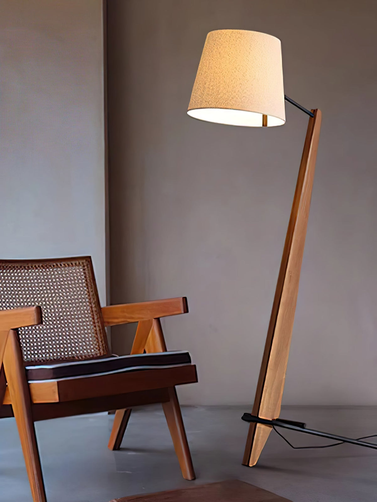 Vyran vloerlamp van walnoothout en beige stof
