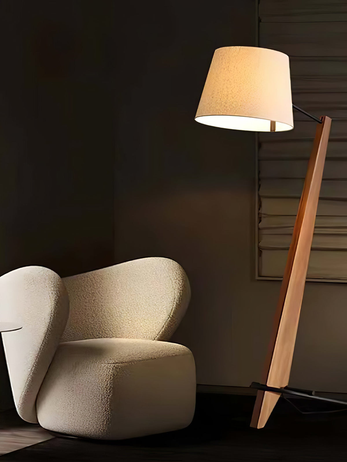 Vyran vloerlamp van walnoothout en beige stof
