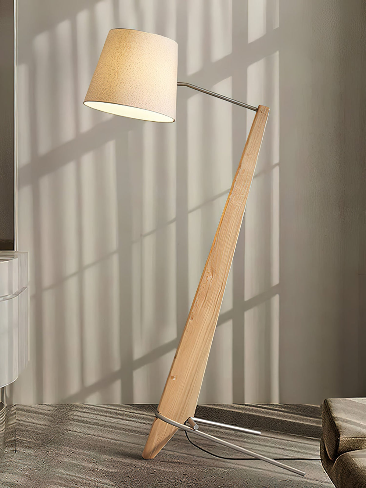 Vyran vloerlamp van walnoothout en beige stof