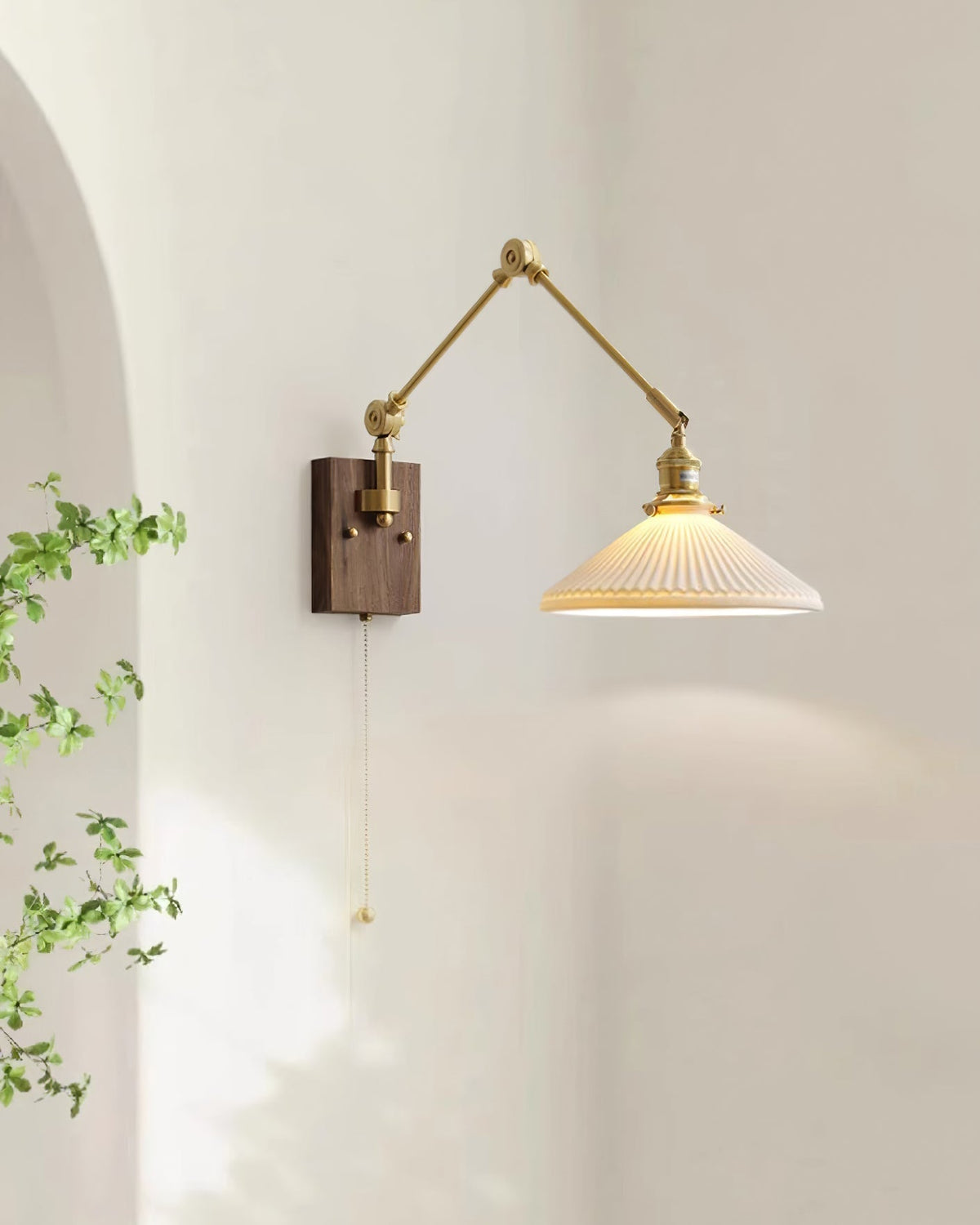 Vintage wandlamp met verstelbare arm, geplooide kap en walnoothoutbasis