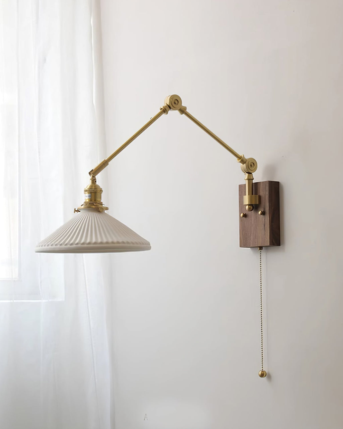 Vintage wandlamp met verstelbare arm, geplooide kap en walnoothoutbasis