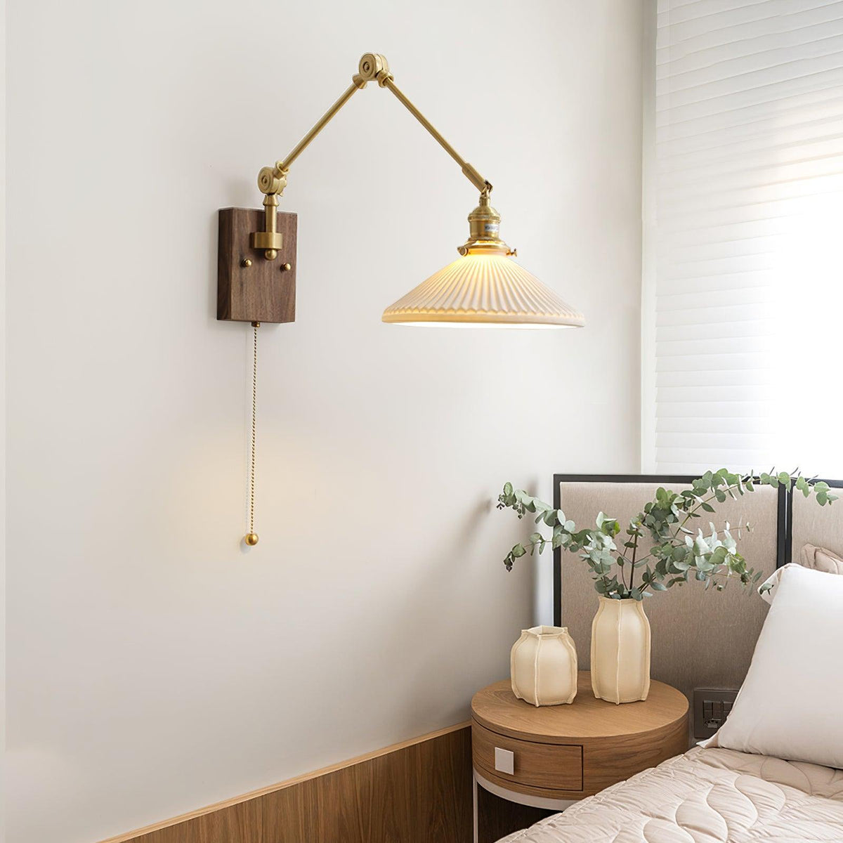 Vintage wandlamp met verstelbare arm, geplooide kap en walnoothoutbasis