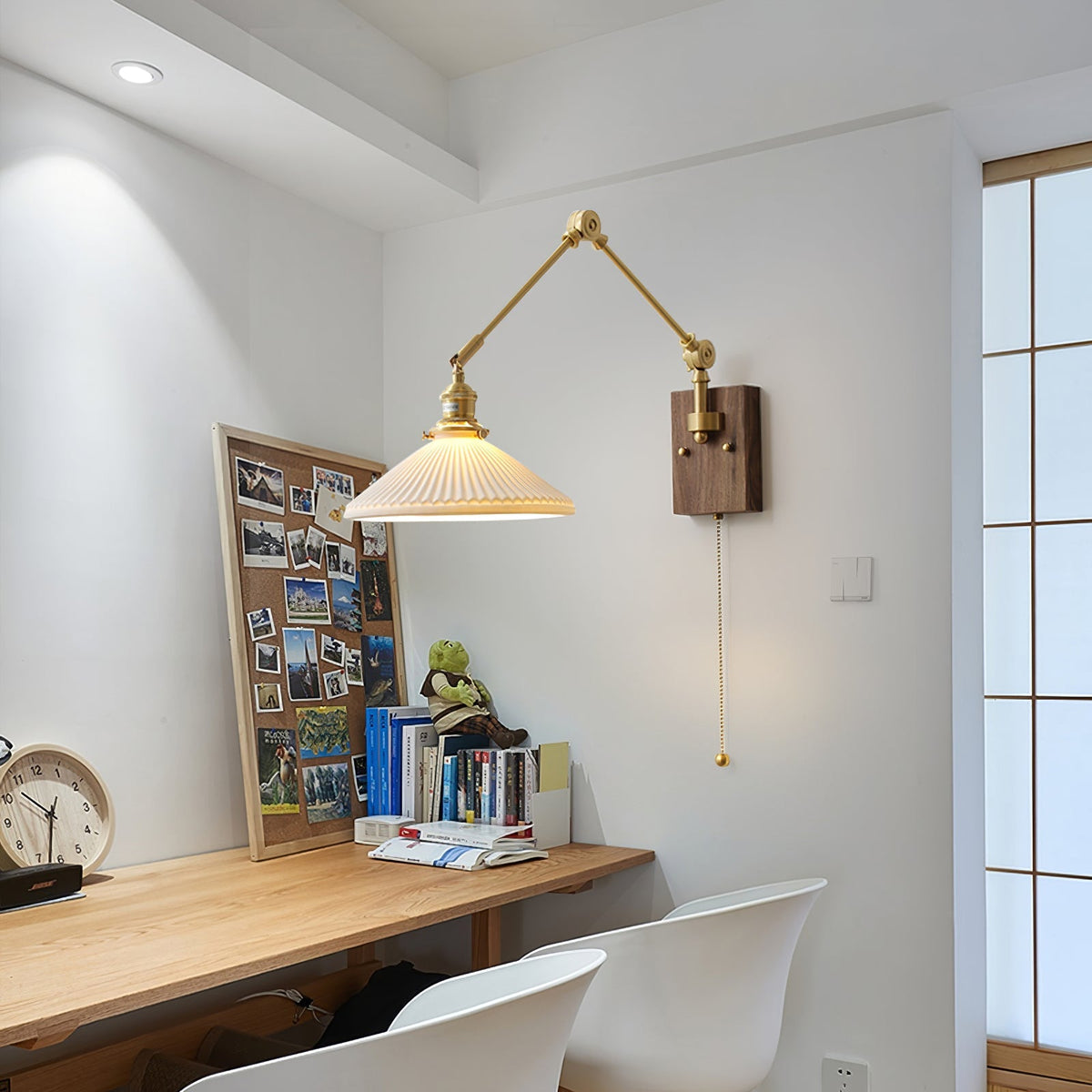 Vintage wandlamp met verstelbare arm, geplooide kap en walnoothoutbasis