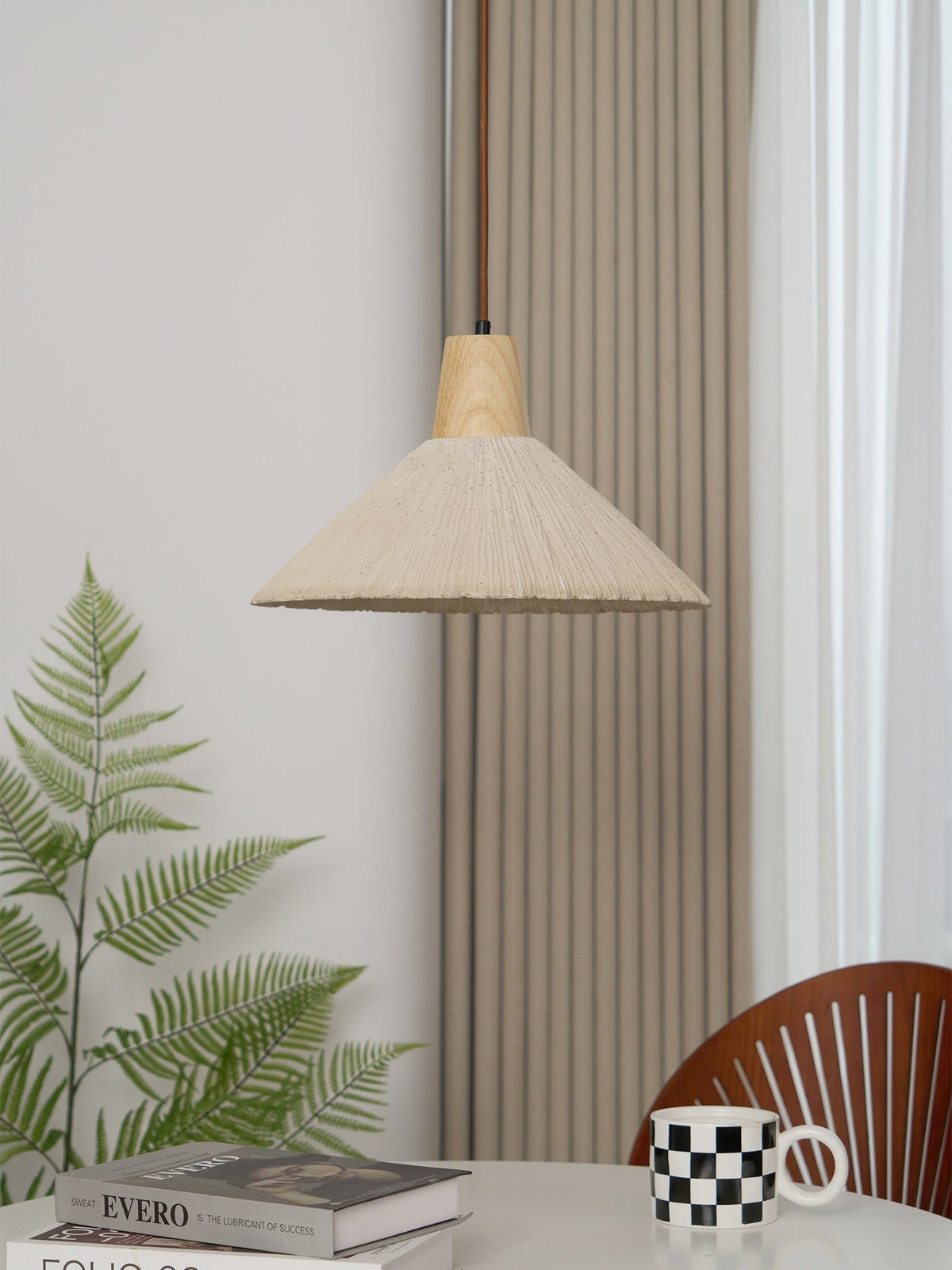 Hanglamp met houten bovenkant en getextureerde cementkap in grijs, Japandi-stijl