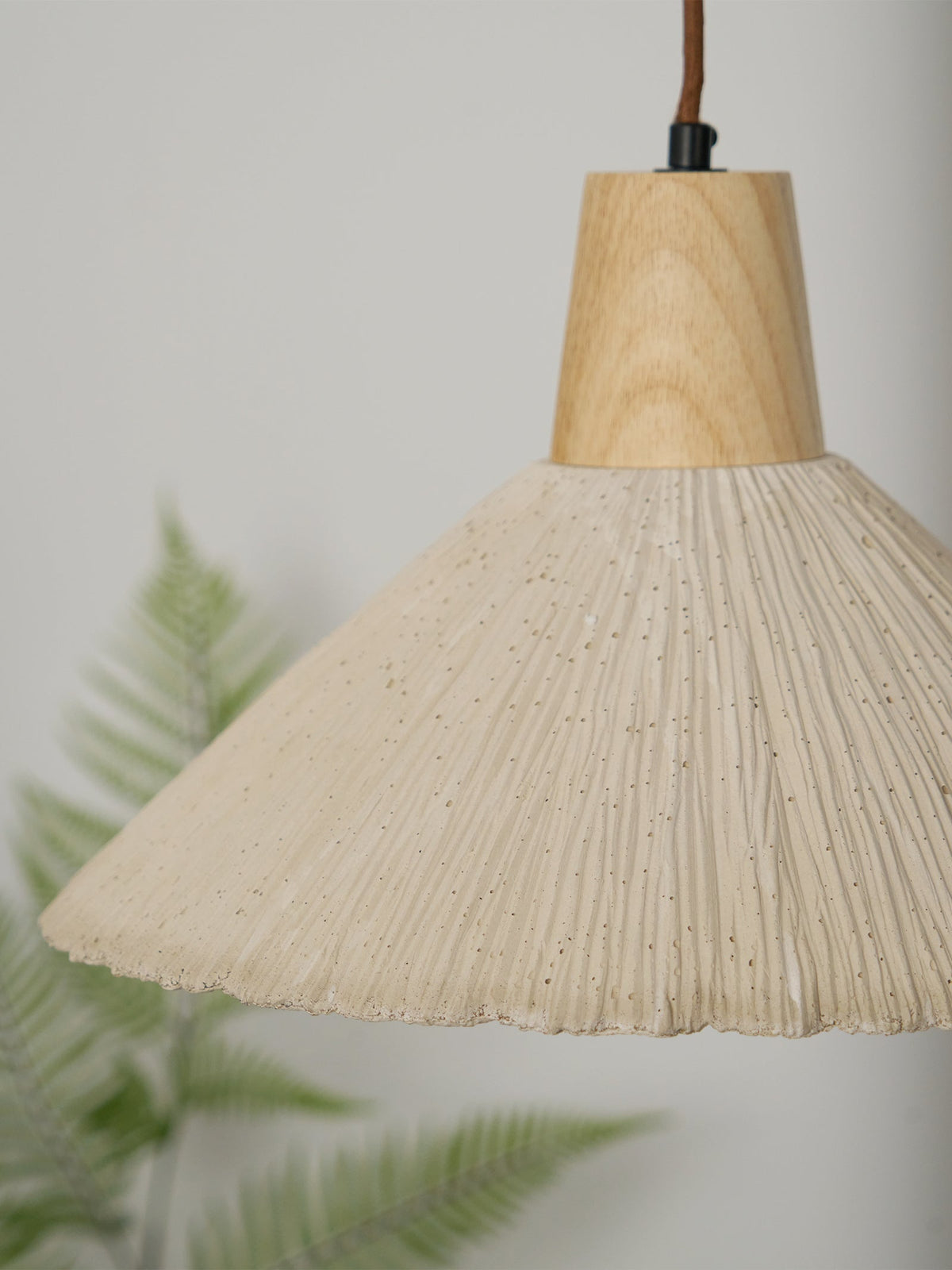 Hanglamp met houten bovenkant en getextureerde cementkap in grijs, Japandi-stijl