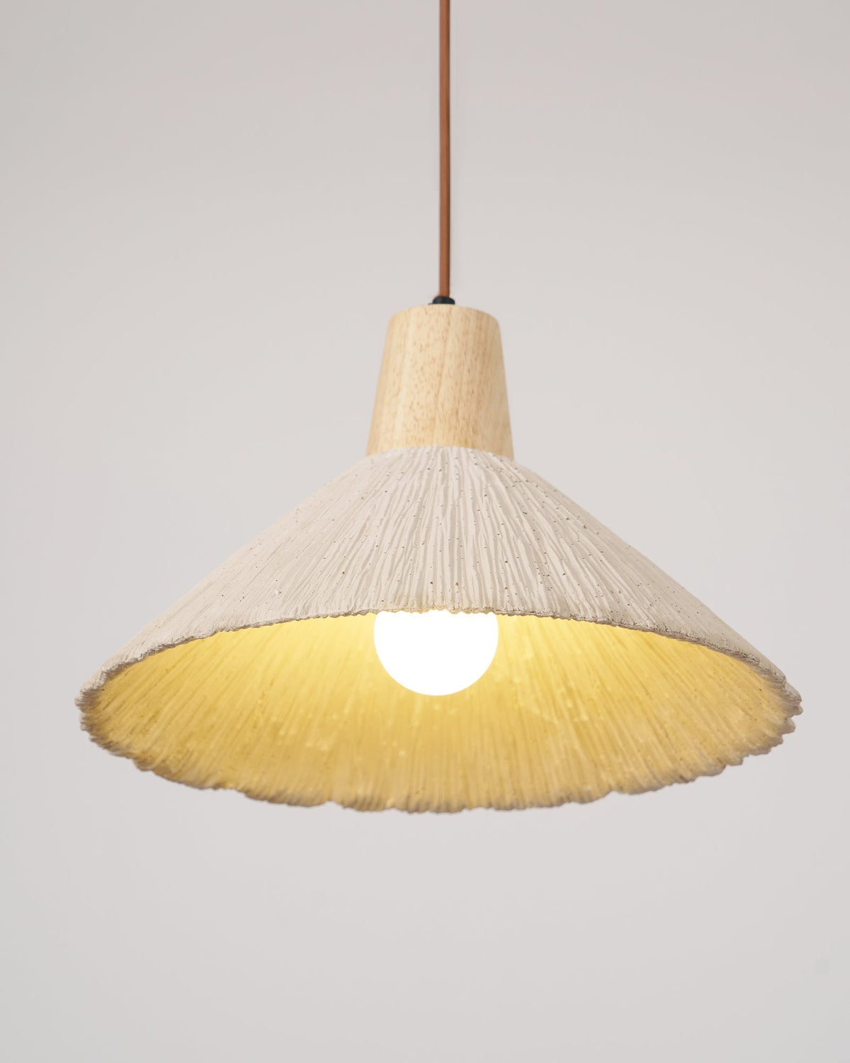 Hanglamp met houten bovenkant en getextureerde cementkap in grijs, Japandi-stijl