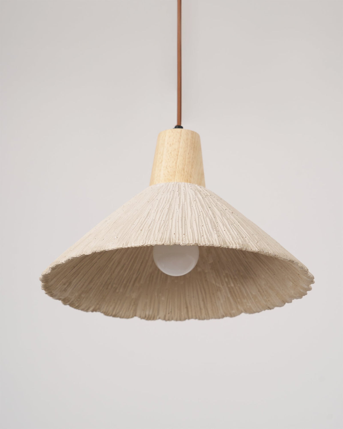 Hanglamp met houten bovenkant en getextureerde cementkap in grijs, Japandi-stijl
