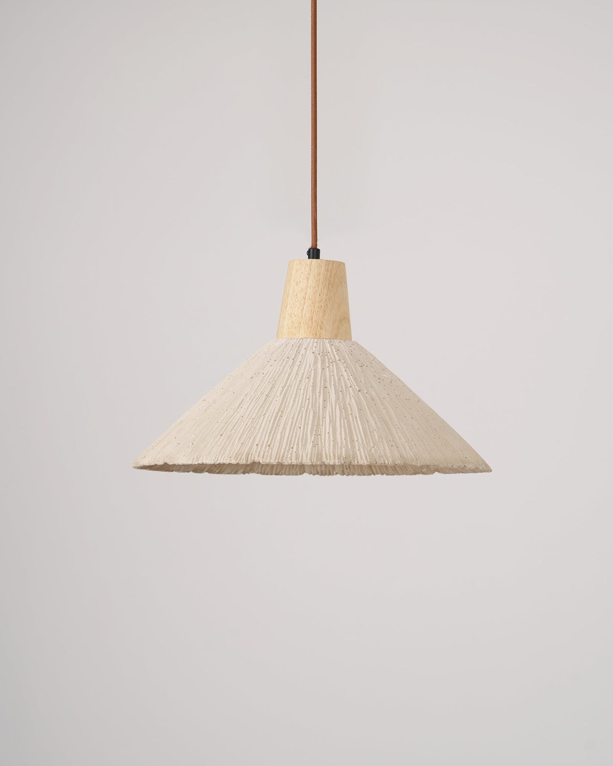 Hanglamp met houten bovenkant en getextureerde cementkap in grijs, Japandi-stijl