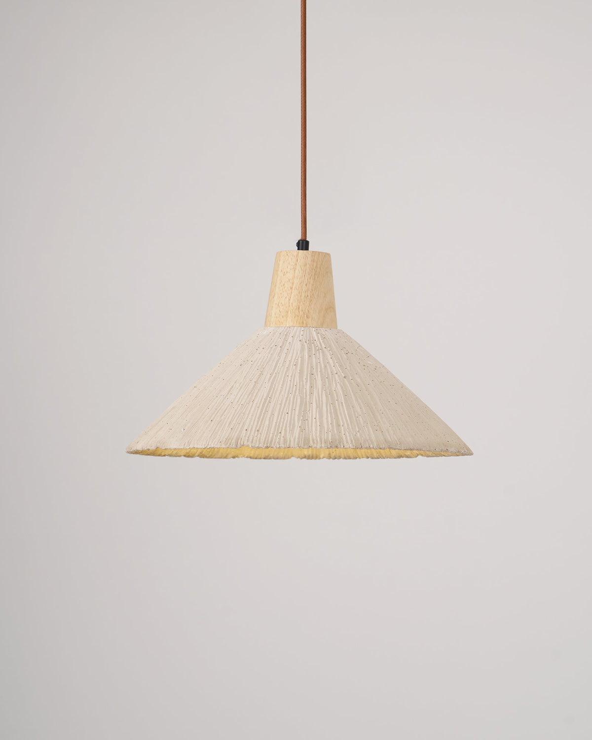 Hanglamp met houten bovenkant en getextureerde cementkap in grijs, Japandi-stijl
