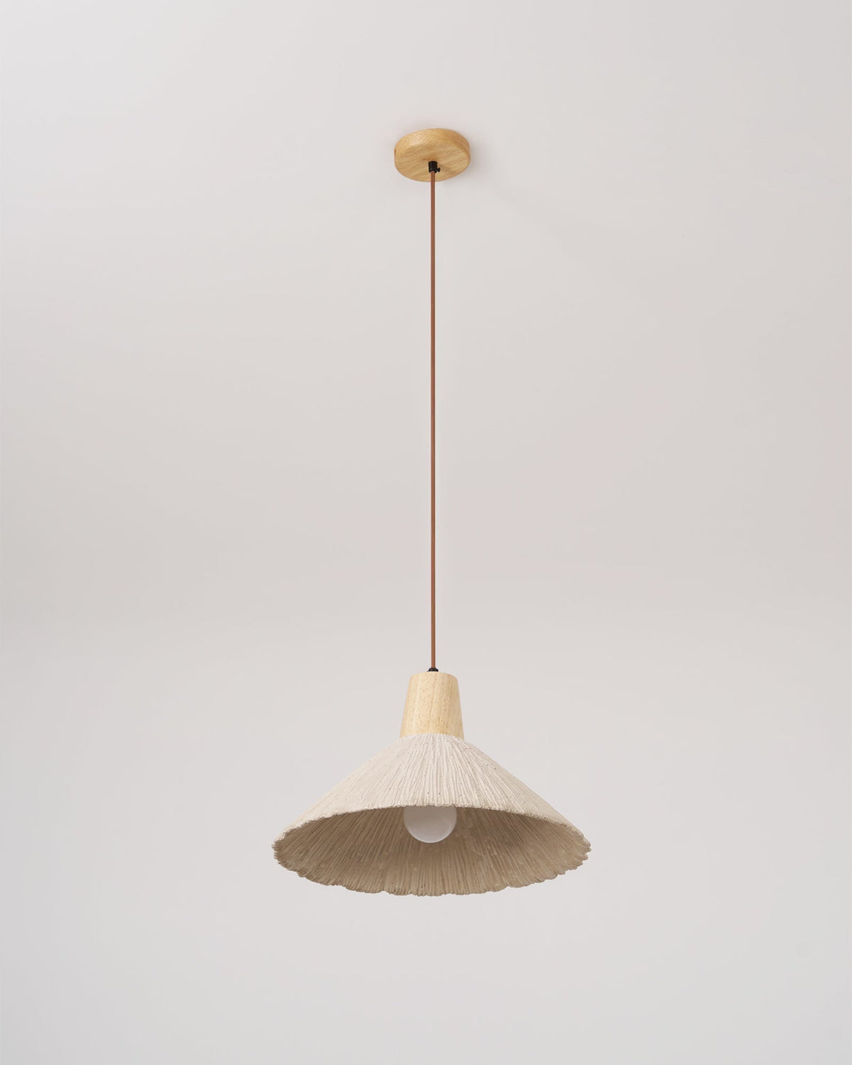 Hanglamp met houten bovenkant en getextureerde cementkap in grijs, Japandi-stijl