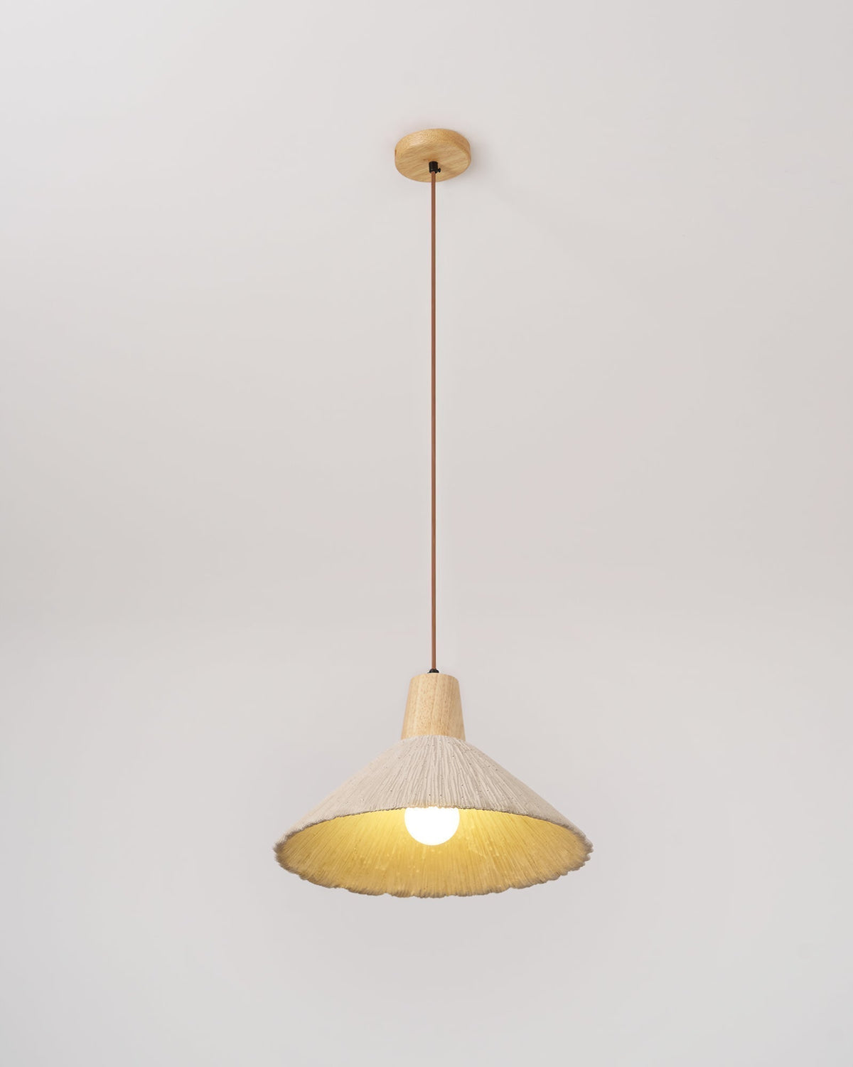Hanglamp met houten bovenkant en getextureerde cementkap in grijs, Japandi-stijl