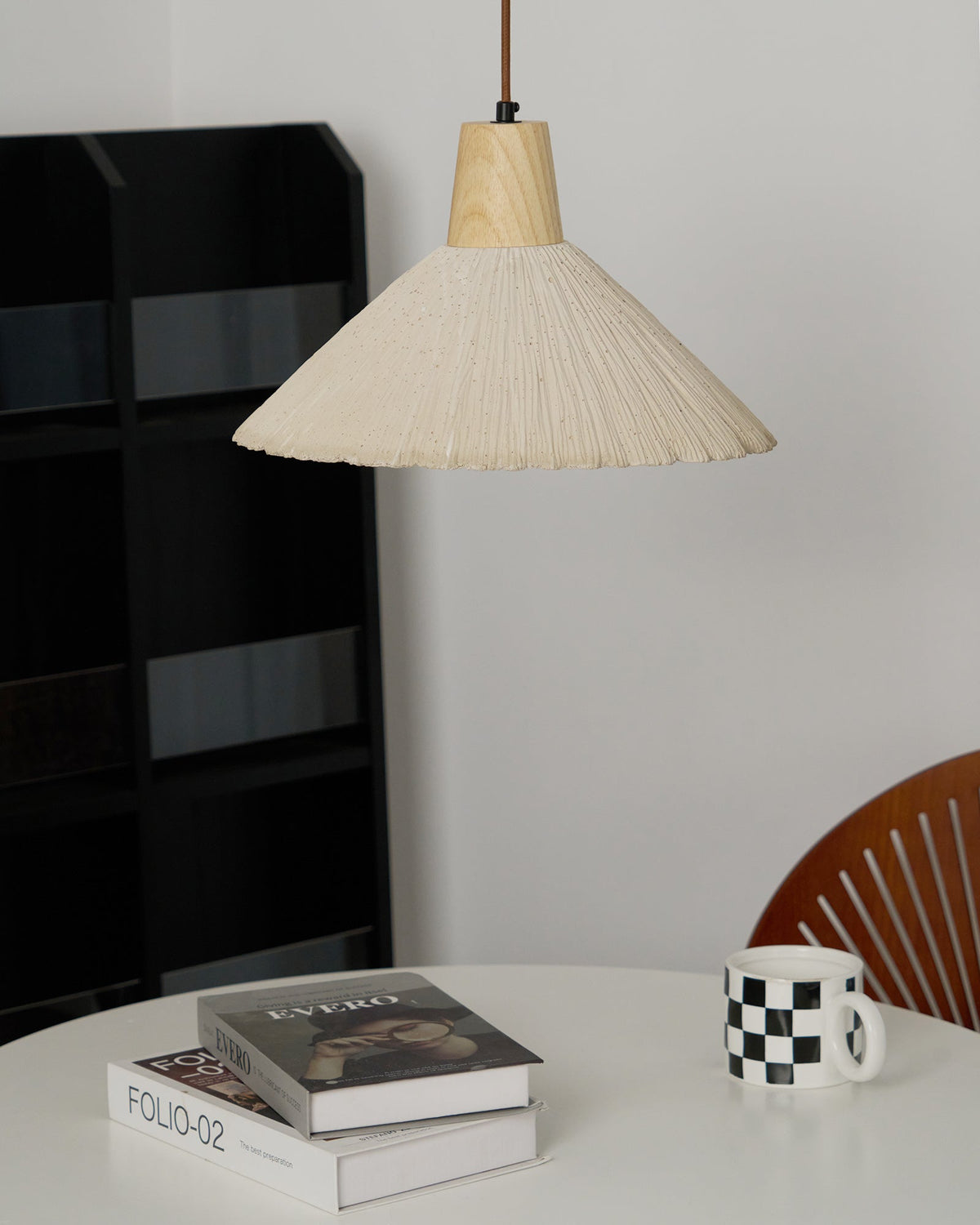 Hanglamp met houten bovenkant en getextureerde cementkap in grijs, Japandi-stijl