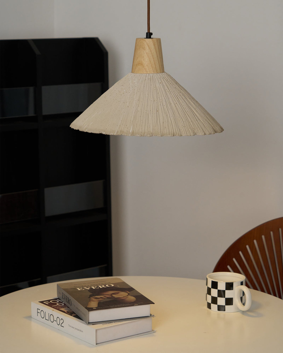 Hanglamp met houten bovenkant en getextureerde cementkap in grijs, Japandi-stijl