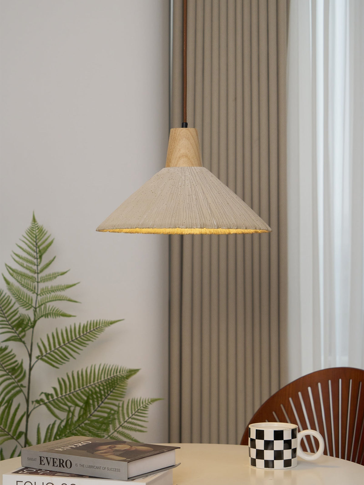 Hanglamp met houten bovenkant en getextureerde cementkap in grijs, Japandi-stijl