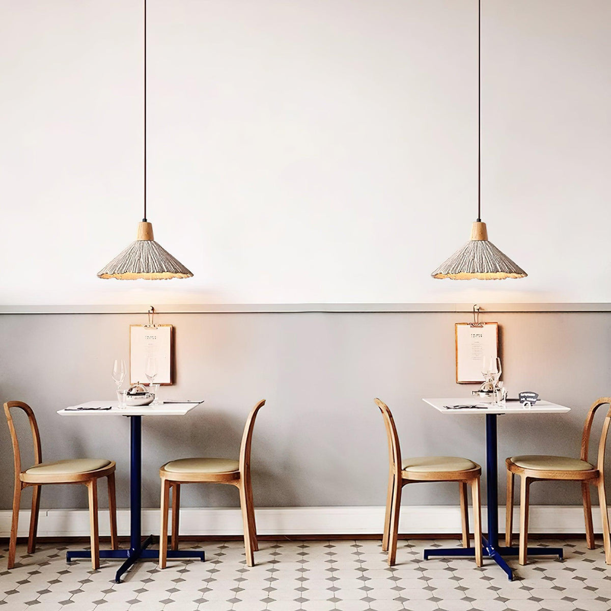 Hanglamp met houten bovenkant en getextureerde cementkap in grijs, Japandi-stijl