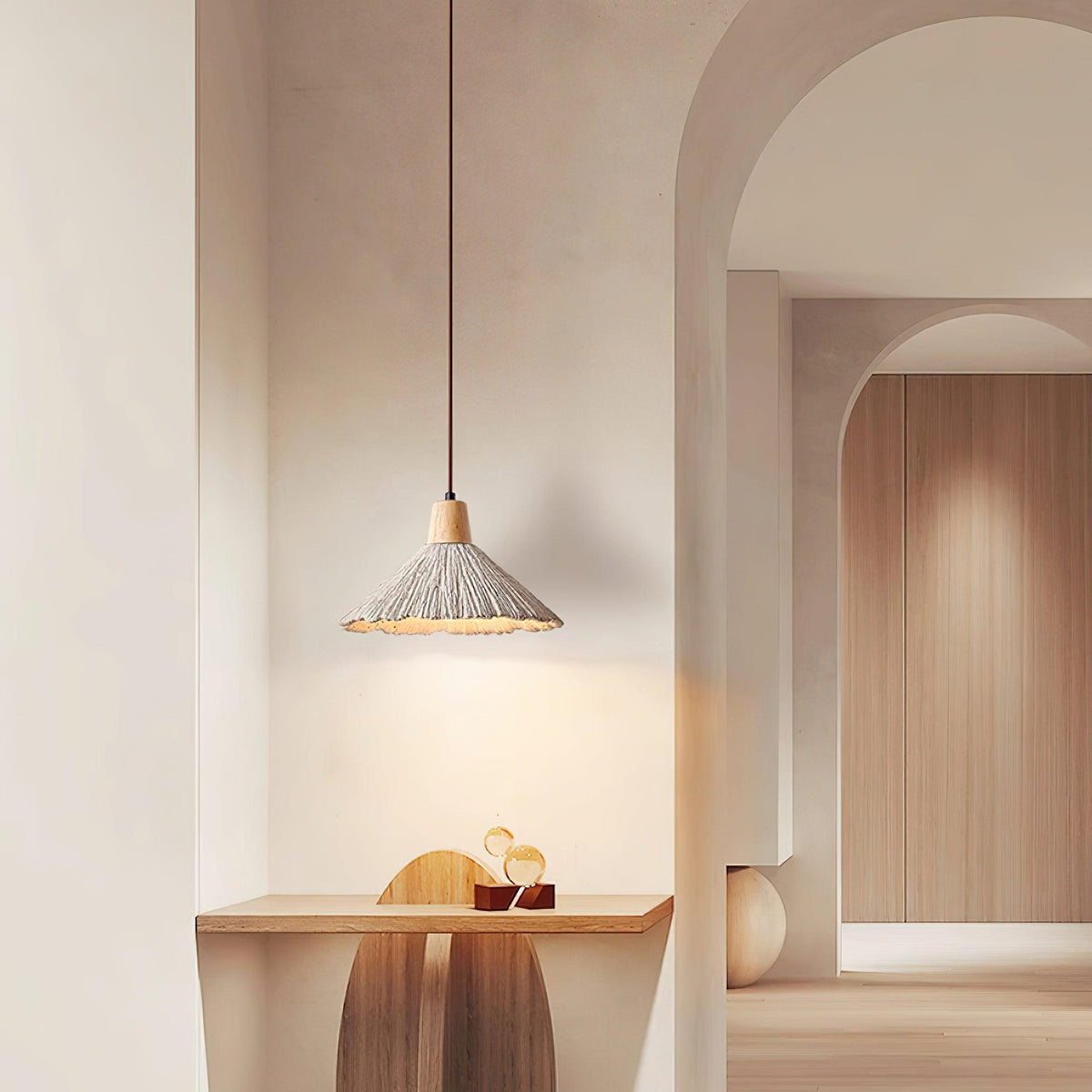 Hanglamp met houten bovenkant en getextureerde cementkap in grijs, Japandi-stijl