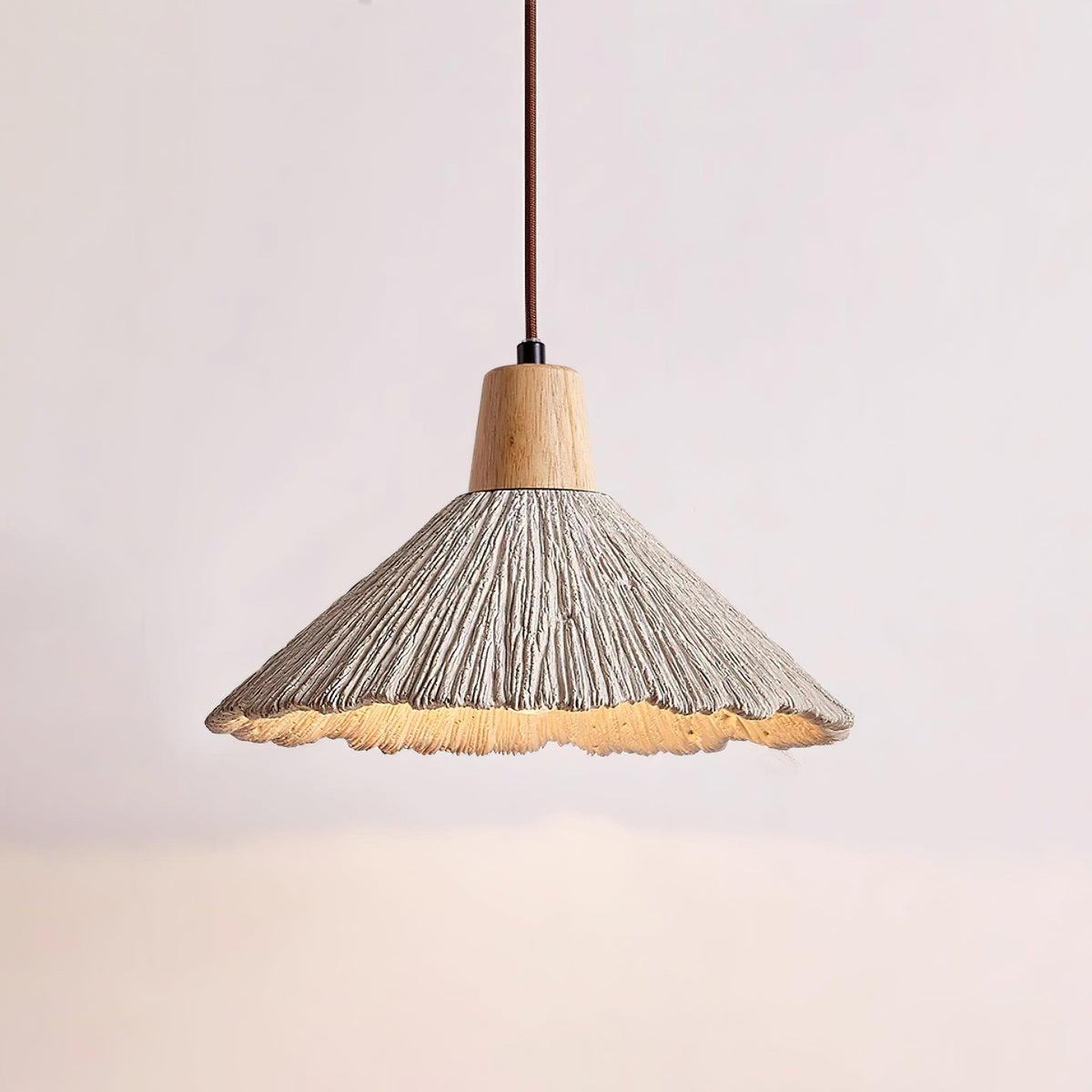 Hanglamp met houten bovenkant en getextureerde cementkap in grijs, Japandi-stijl
