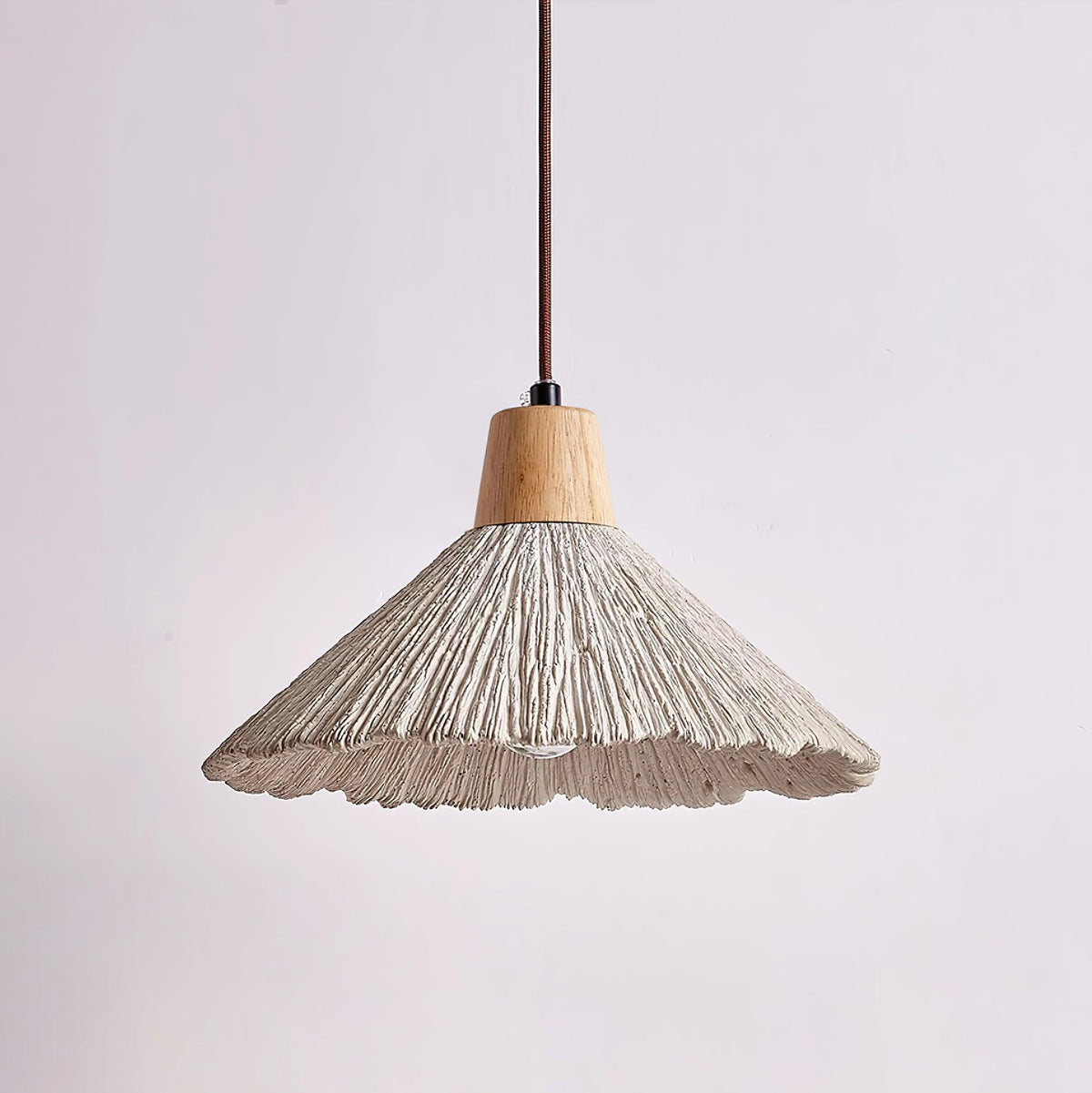 Hanglamp met houten bovenkant en getextureerde cementkap in grijs, Japandi-stijl