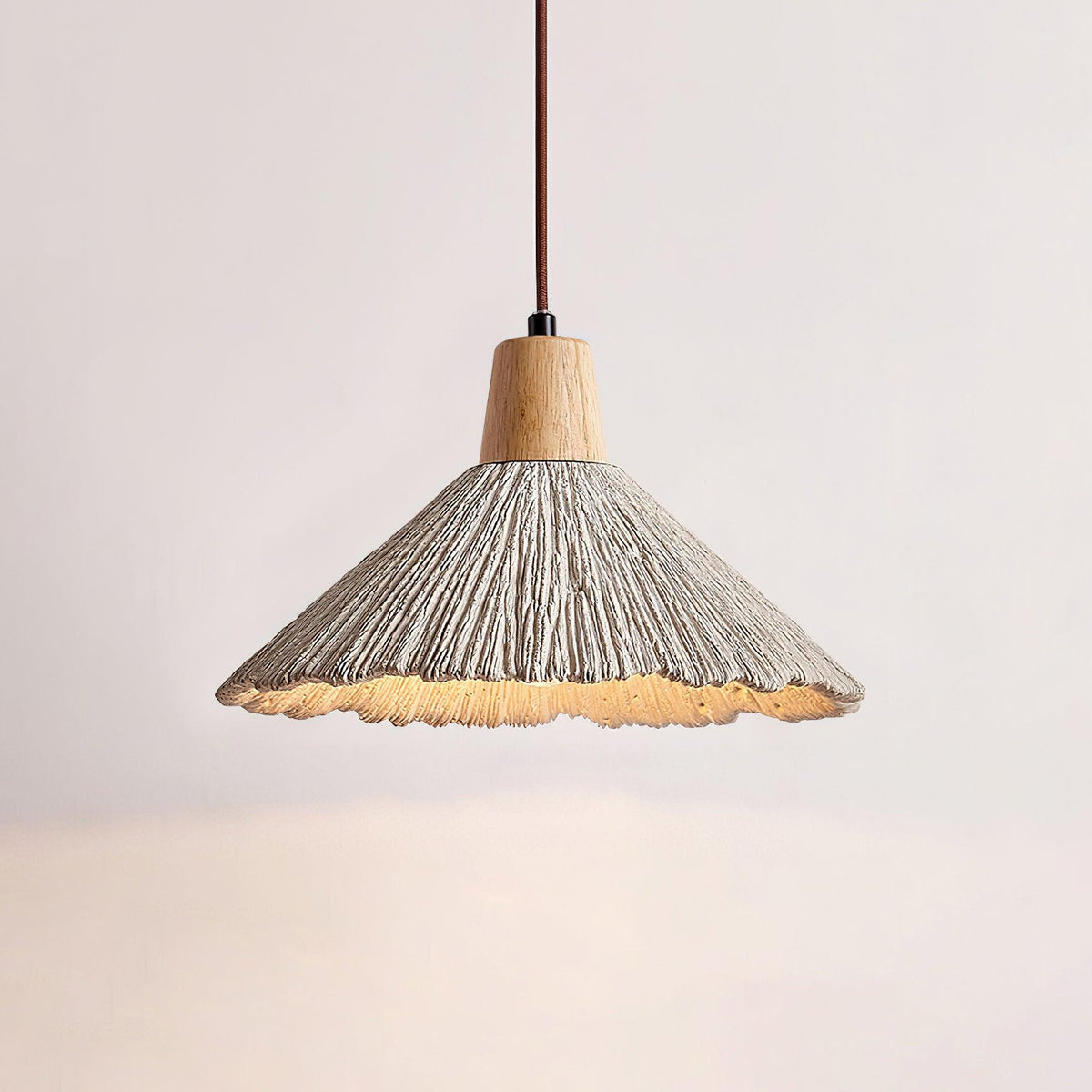 Hanglamp met houten bovenkant en getextureerde cementkap in grijs, Japandi-stijl