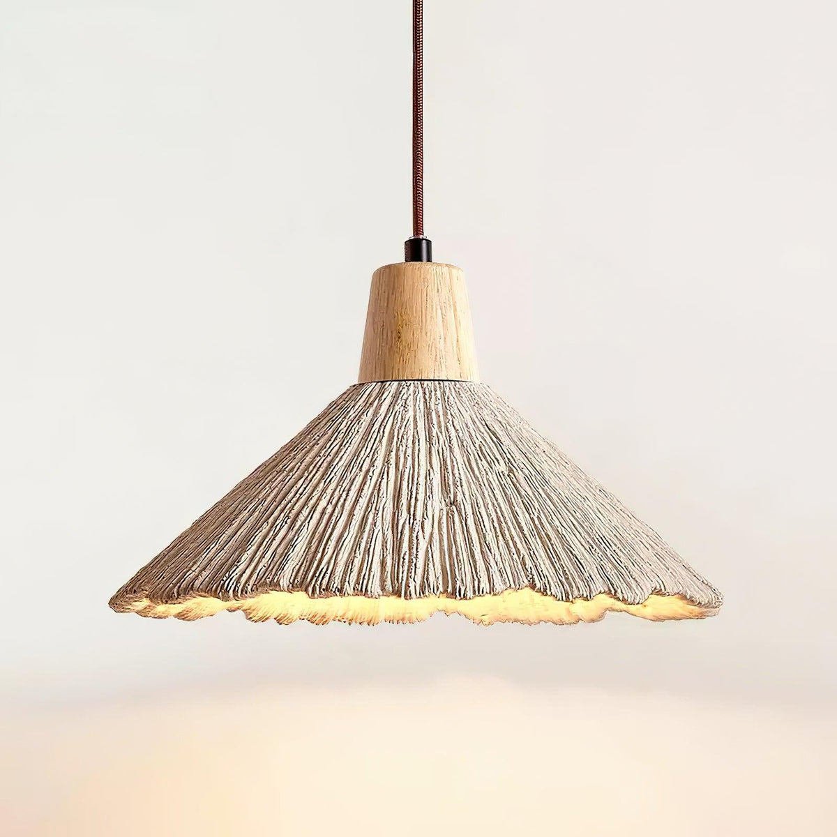 Hanglamp met houten bovenkant en getextureerde cementkap in grijs, Japandi-stijl