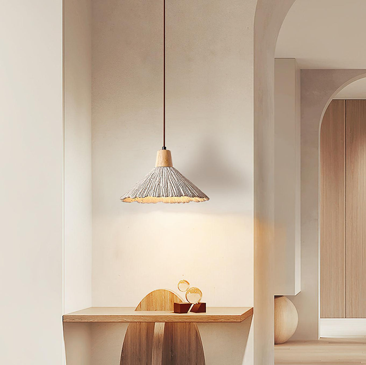 Hanglamp met houten bovenkant en getextureerde cementkap in grijs, Japandi-stijl