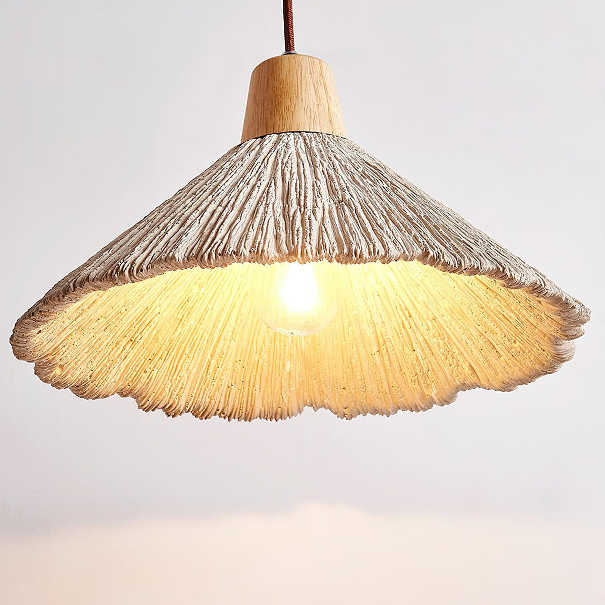 Hanglamp met houten bovenkant en getextureerde cementkap in grijs, Japandi-stijl
