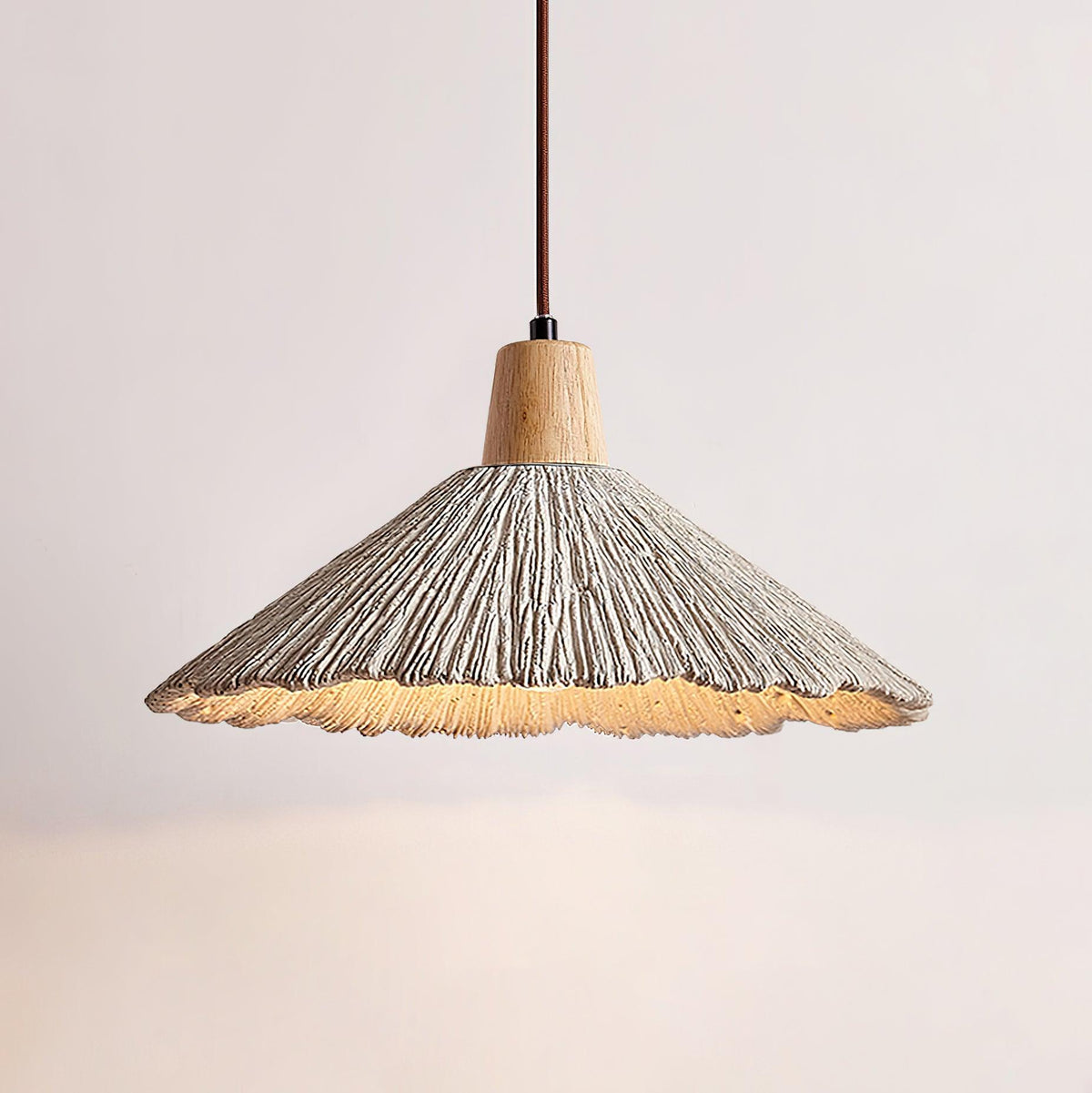 Hanglamp met houten bovenkant en getextureerde cementkap in grijs, Japandi-stijl