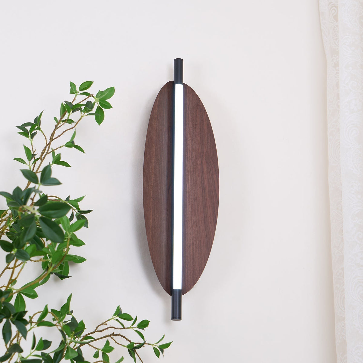 Orsoriel moderne minimalistische strakke wandlamp met walnoothout afwerking