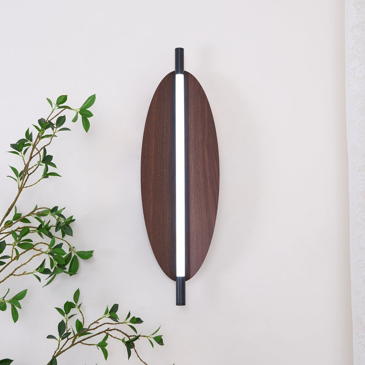Orsoriel moderne minimalistische strakke wandlamp met walnoothout afwerking