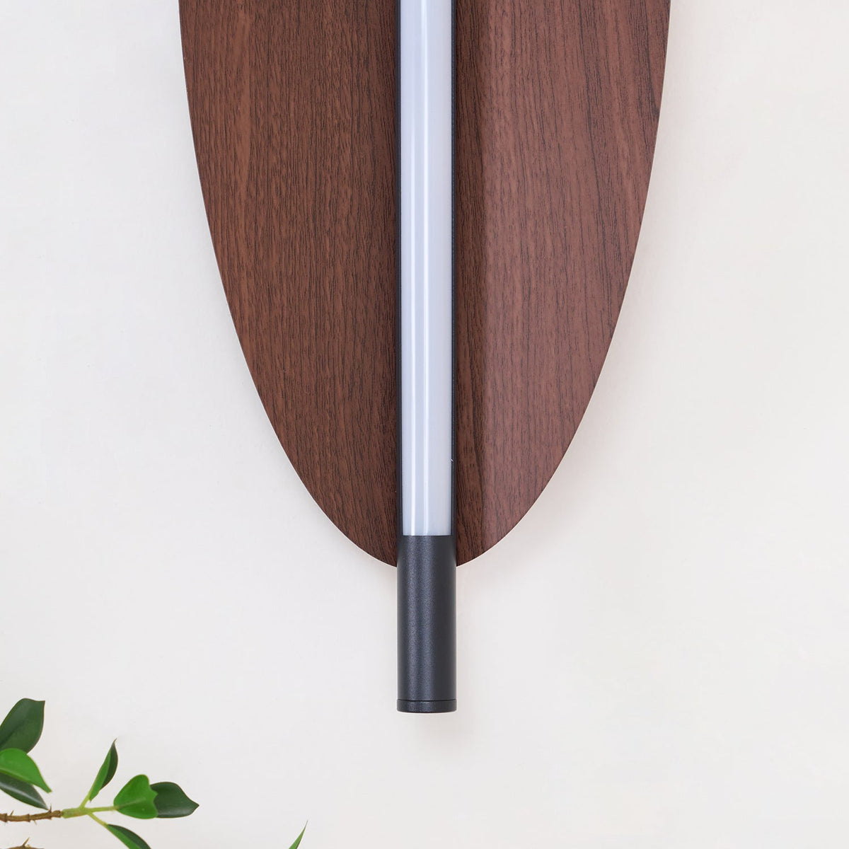 Orsoriel moderne minimalistische strakke wandlamp met walnoothout afwerking
